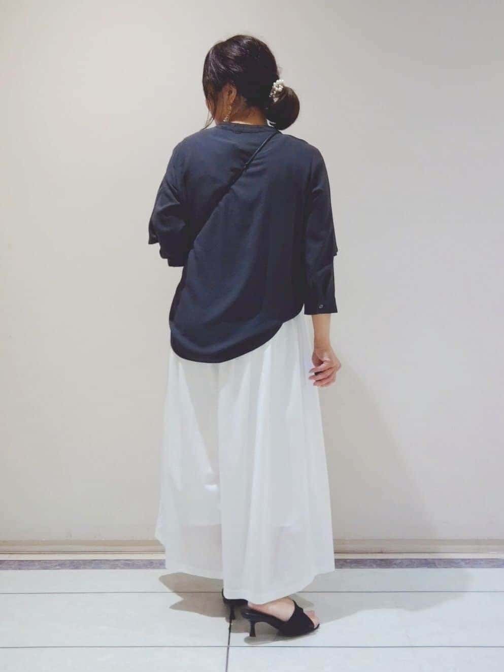 TOMOMIさんの「INDIVI｜【クールエアー素材／UVケア／セットアップ可能】エアリーフレアパンツ」を使ったコーディネート