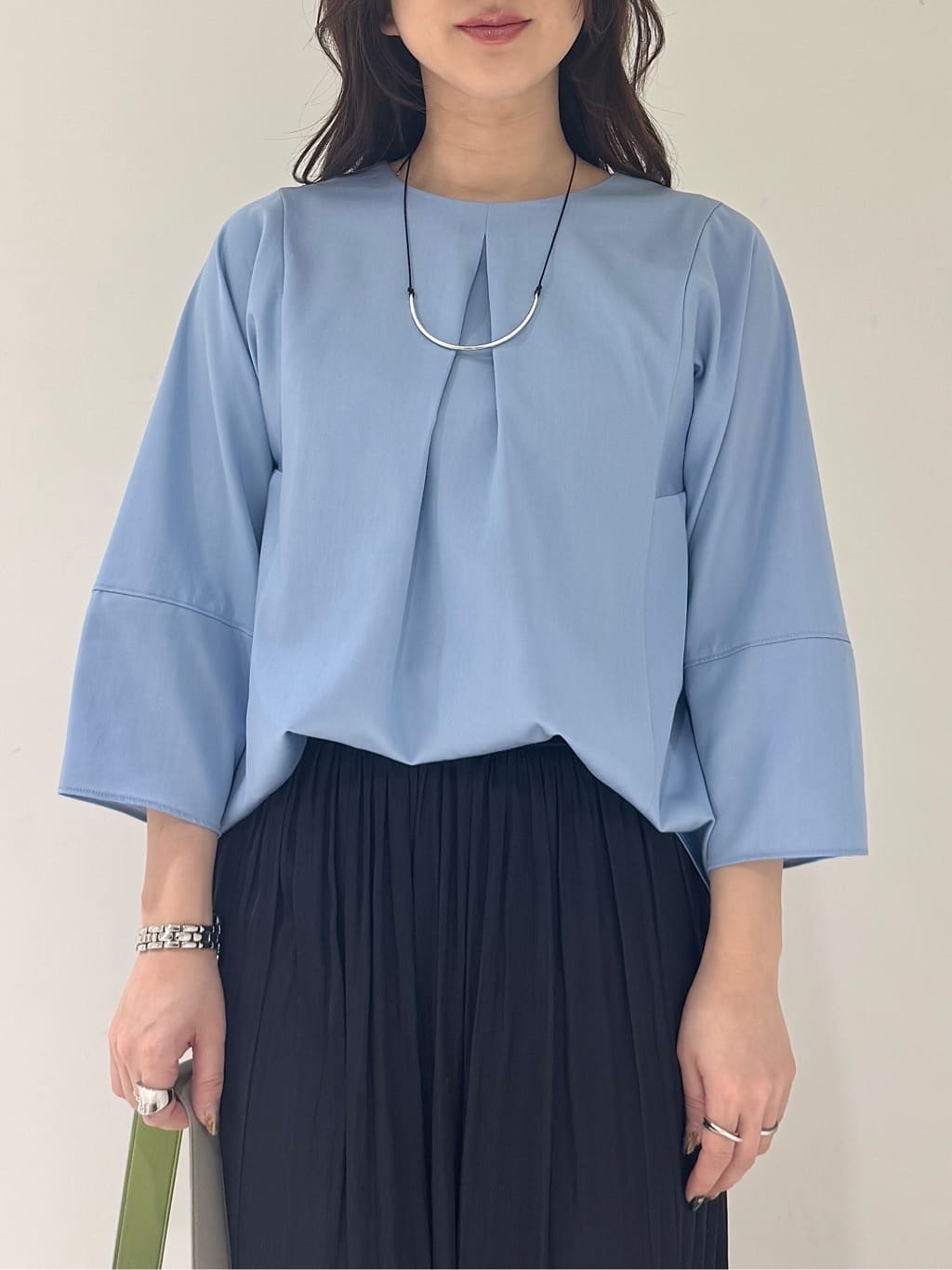 そんさんの「INDIVI｜【洗える／UVケア／SETUP可能】デニムライク ランタン袖ブラウス」を使ったコーディネート