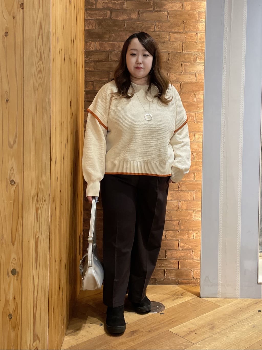 Risaさんの「SHOO･LA･RUE｜【前後2WAY/S-LL】体型カバーもこなれ見えも叶う　ふんわりお袖の配色パイピングニット」を使ったコーディネート