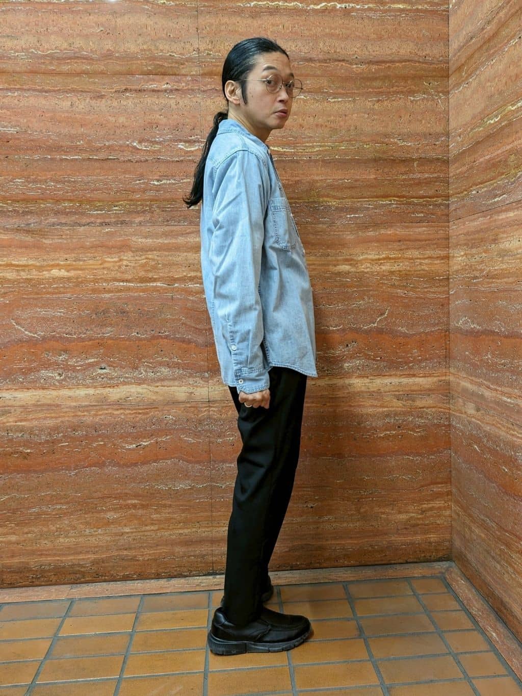 かしげるさんの「TAKEO KIKUCHI｜【BOWLER HAT LABEL】Tエンブレム デニムシャツ」を使ったコーディネート
