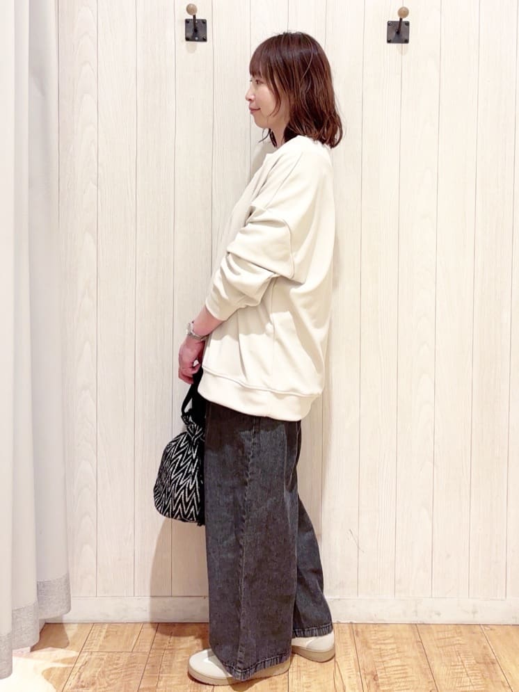 あいこさんの「SHOO･LA･RUE｜【洗濯機可】インせずすっきり見え　優しい雰囲気のVネックトップス」を使ったコーディネート