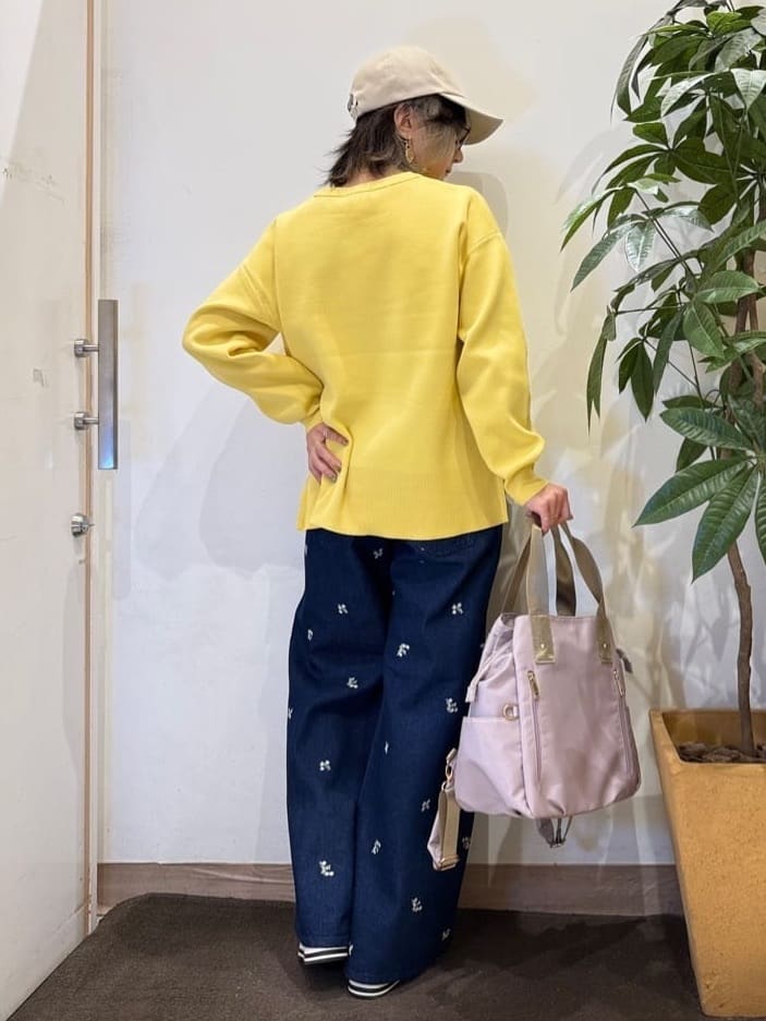 misakiさんの「SHOO･LA･RUE｜【洗濯機可/S-LL】フラワー刺繍が女性らしさをプラス バギーデニムパンツ」を使ったコーディネート
