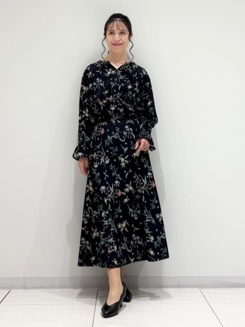 kayoさんの「INDIVI｜【SETUP可能】モダンフラワー柄キャンディスリーブブラウス」を使ったコーディネート
