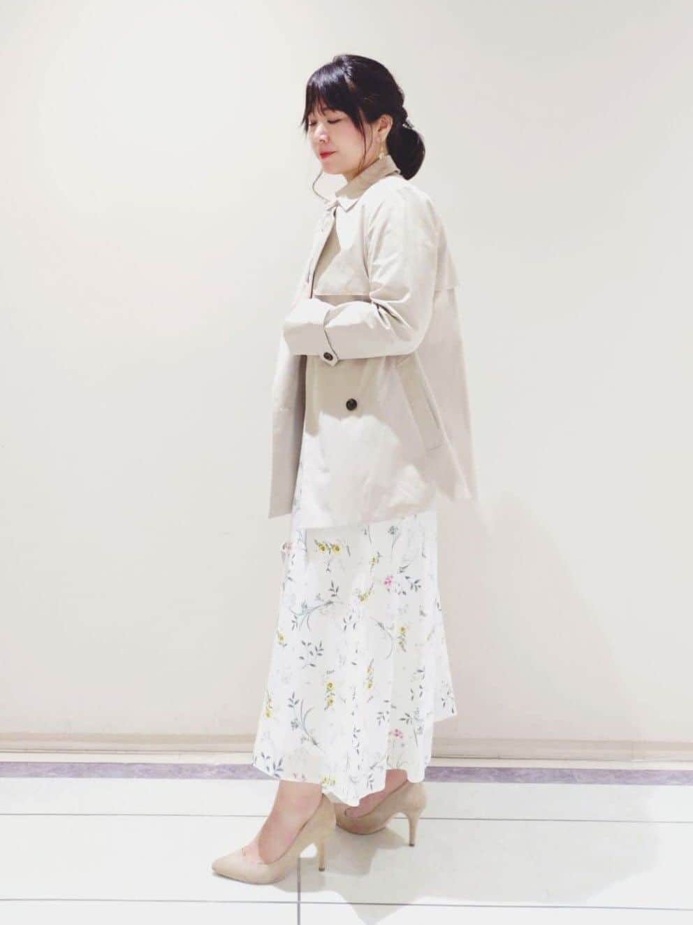 TOMOMIさんの「INDIVI｜【SETUP可能】モダンフラワー柄キャンディスリーブブラウス」を使ったコーディネート