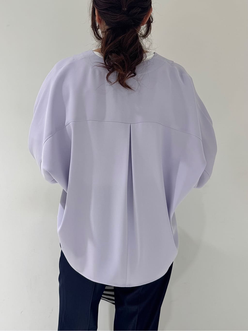 そんさんの「INDIVI｜【洗える／UVケア／マットサテン】Vネックドルマンスリーブブラウス」を使ったコーディネート