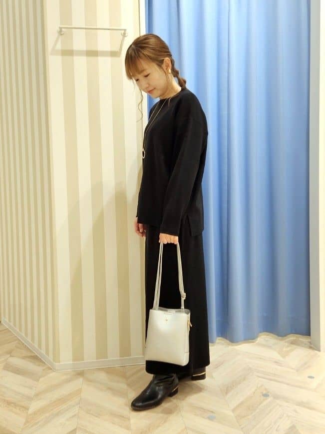 Ikumiさんの「SHOO･LA･RUE｜【洗濯機可/セットアップ可/毛玉になりにくい】心地よく穿ける ニットナロースカート」を使ったコーディネート