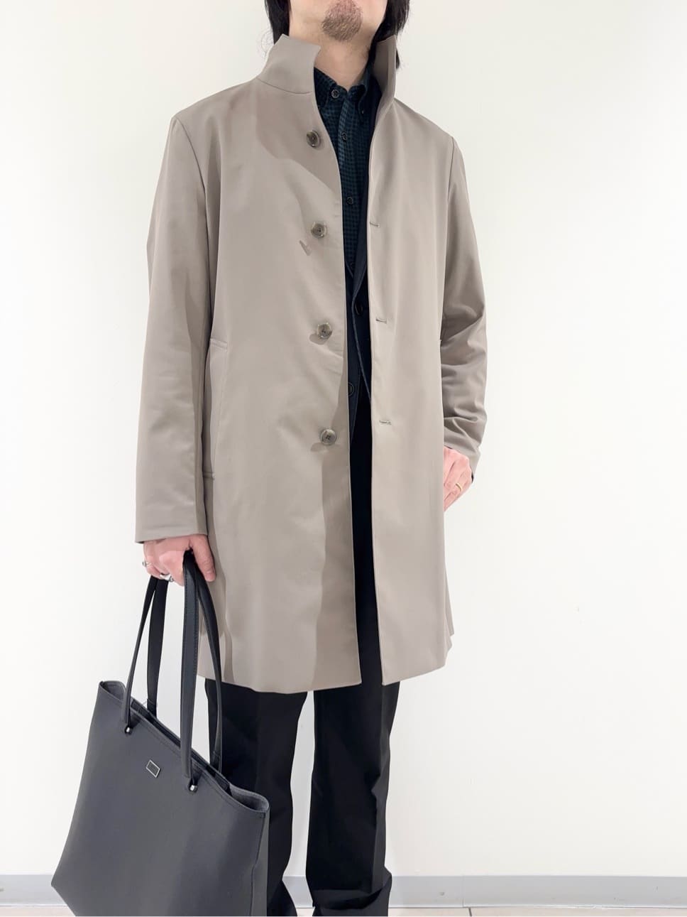 及川さんの「TAKEO KIKUCHI｜撥水ツイル スタンドカラー コート」を使ったコーディネート