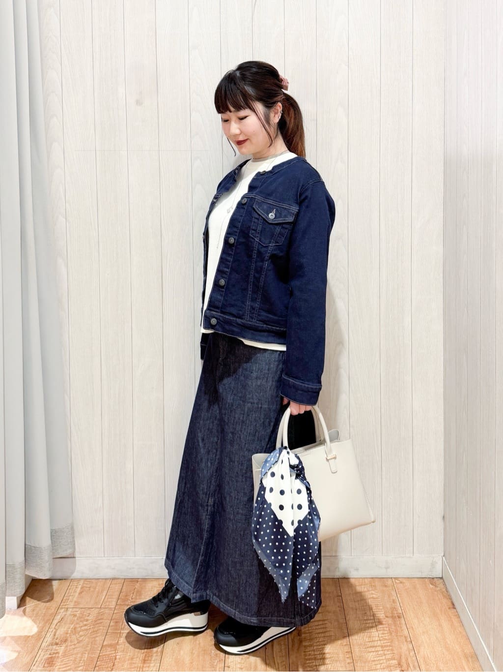 愛さんの「SHOO･LA･RUE｜【洗濯機可/S-LL/インしなくても着られる】1枚で決まる　レイヤード風スウェットライクニット」を使ったコーディネート