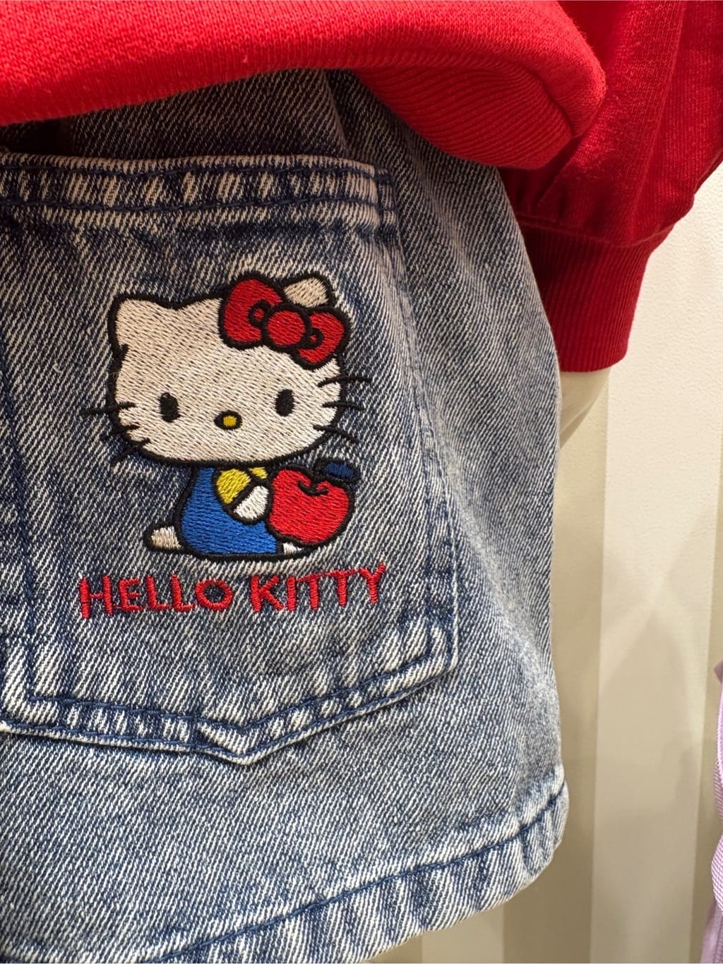 YUMIさんの「SHOO･LA･RUE｜【サンリオキャラクターズ】ハローキティ刺繍デニムスカート」を使ったコーディネート