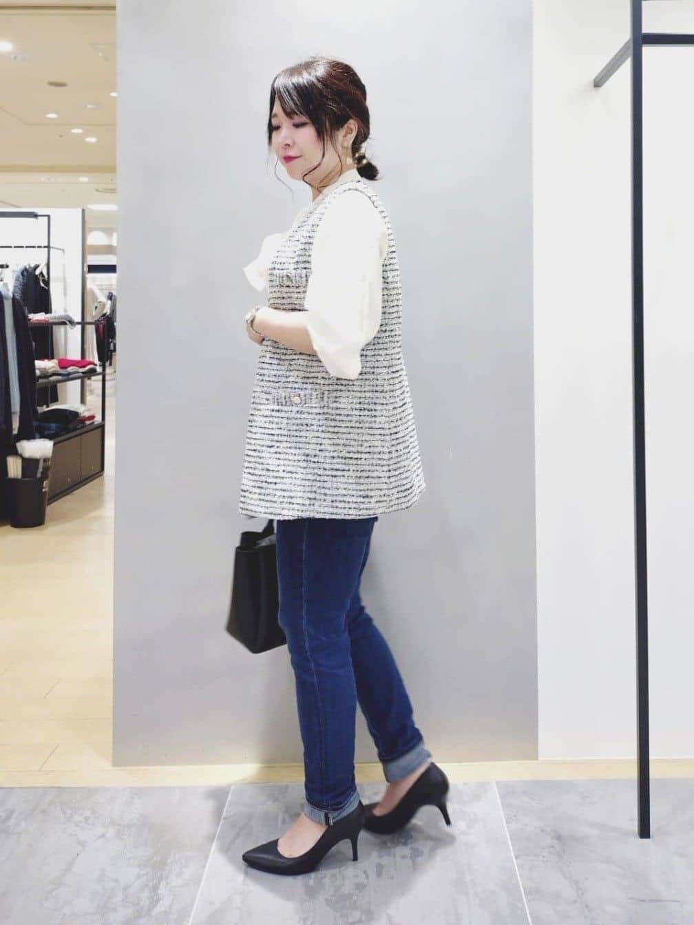 TOMOMIさんの「INDIVI｜【通年活躍！褒められデニム】スキニー デニムパンツ」を使ったコーディネート
