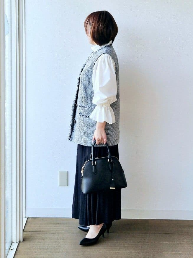 やじまさんの「UNTITLED｜【オンオフ使える】スラブツイード ジレ」を使ったコーディネート