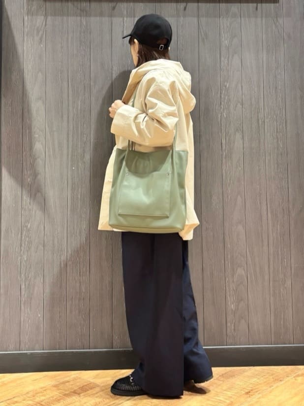 meiさんの「SHOO･LA･RUE｜【防花粉/洗濯機可/S-LL】ゆったり着られる 大人のテントフーディージャケット」を使ったコーディネート