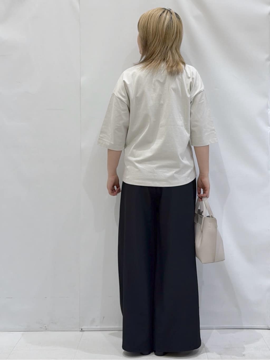 かんなさんの「OPAQUE.CLIP｜リラクシーロゴプリントTシャツ【洗濯機OK】」を使ったコーディネート