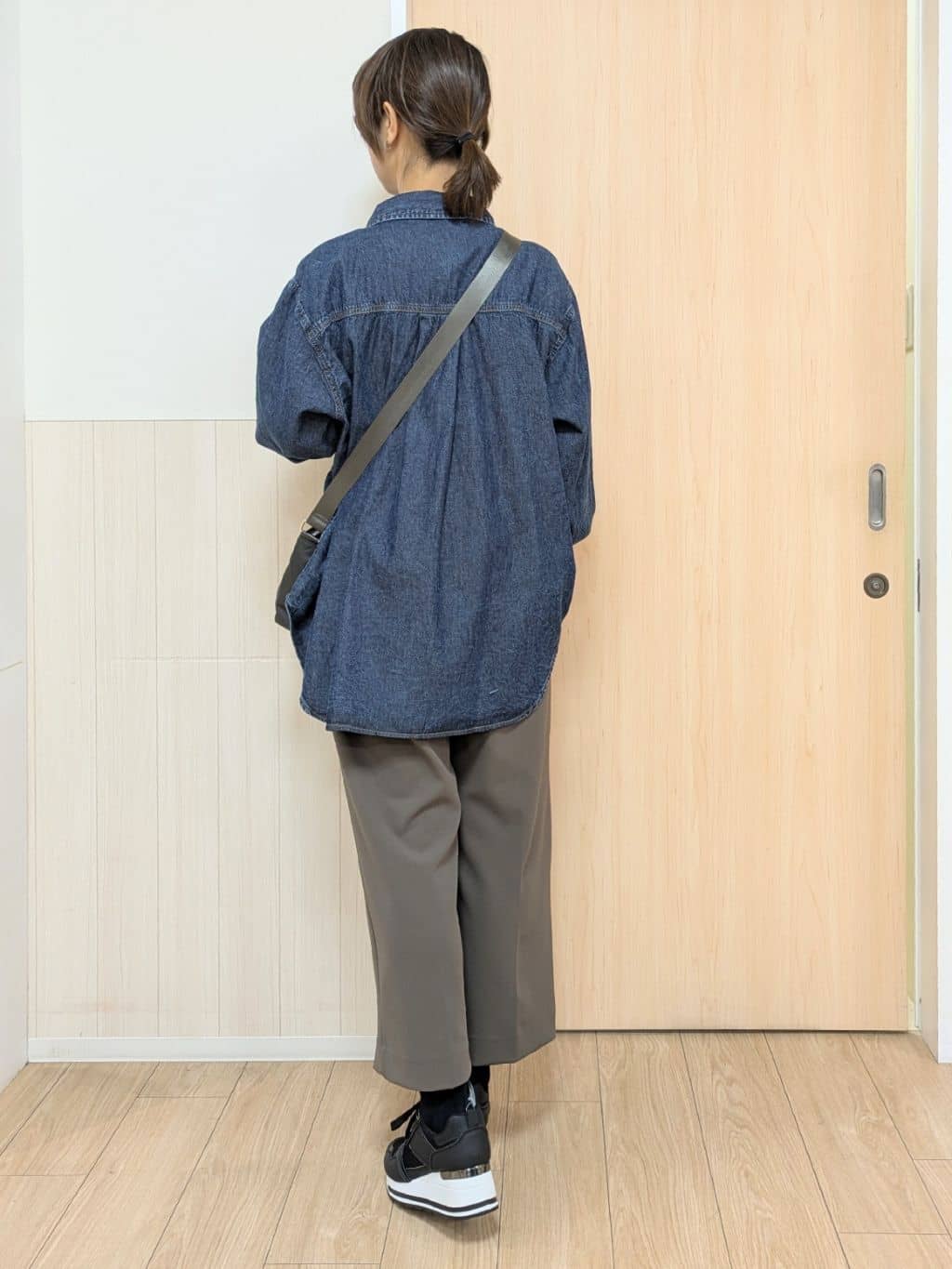 YuAさんの「SHOO･LA･RUE｜【UV/抗菌防臭/洗濯機可】小さめロゴの大人スムースロンT」を使ったコーディネート