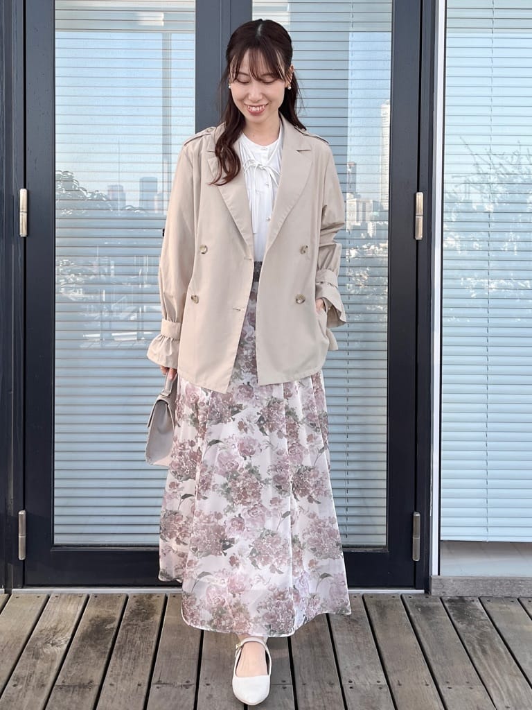 はばさんの「Couture brooch｜【撥水・洗える】ハーフ トレンチコート」を使ったコーディネート