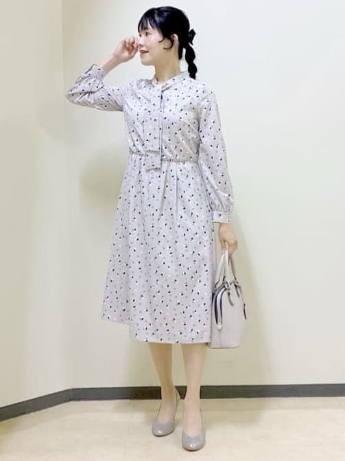  beni_gingerさんの「Reflect｜【セレモニー／通勤／おでかけに◎】フラワープリントボウタイワンピース」を使ったコーディネート