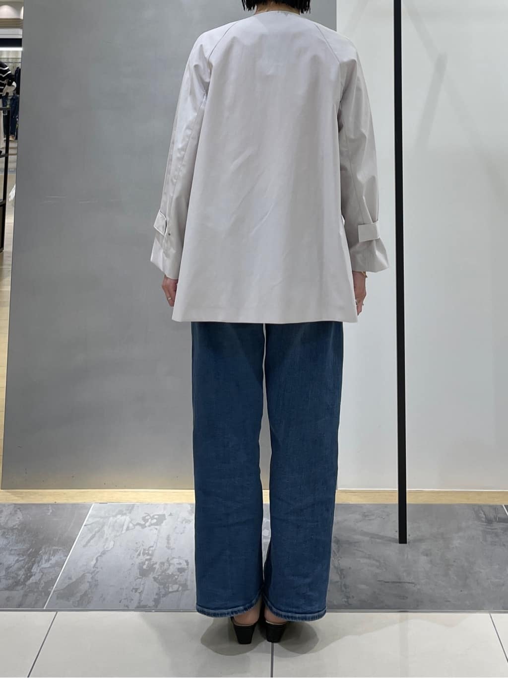 shihoさんの「INDIVI｜【撥水/軽量】ミドル丈 ミニマルトレンチコート」を使ったコーディネート