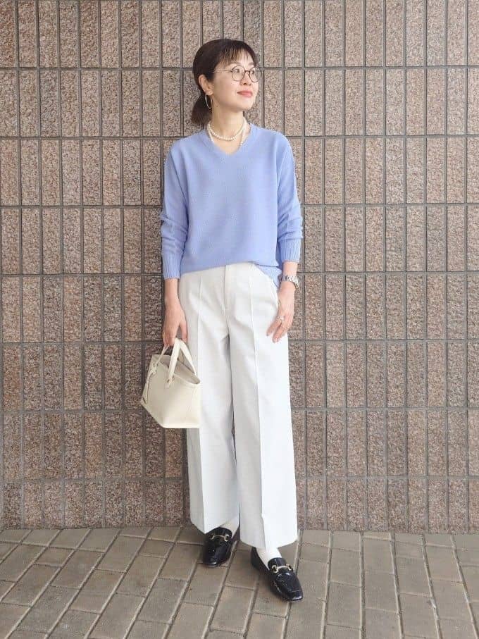 MUTSUKOさんの「UNTITLED｜【7色展開/洗える/程よい透け感】ドライタッチVネックニット」を使ったコーディネート