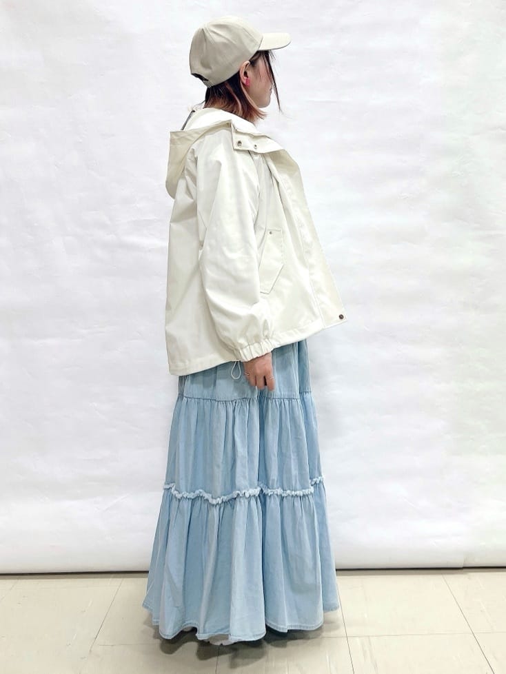 YUIさんの「SHOO･LA･RUE｜【ライトオンスデニム/S-LL】女性らしさをプラスする ティアードデニムロングスカート」を使ったコーディネート