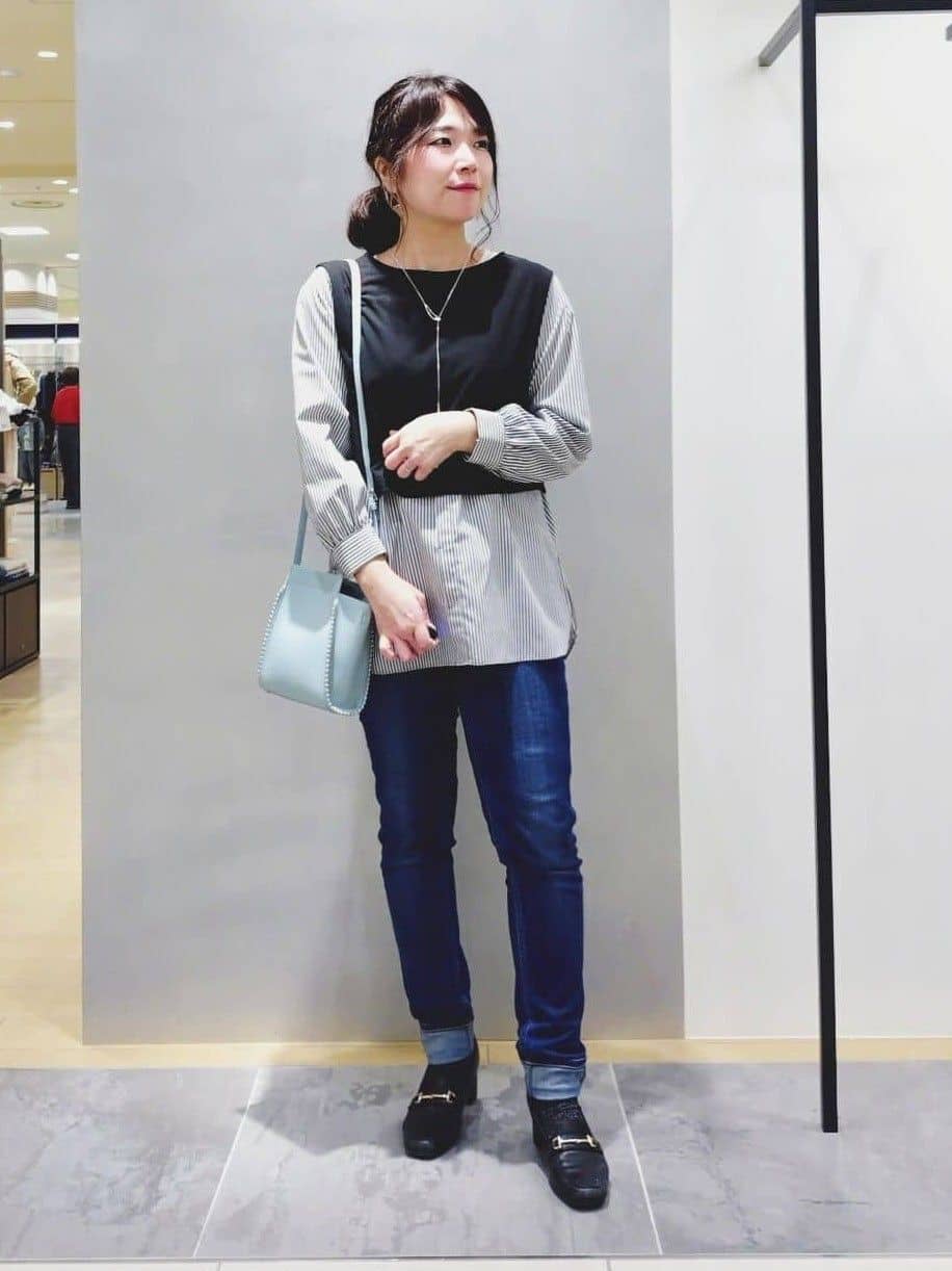 TOMOMIさんの「INDIVI｜【通年活躍！褒められデニム】スキニー デニムパンツ」を使ったコーディネート