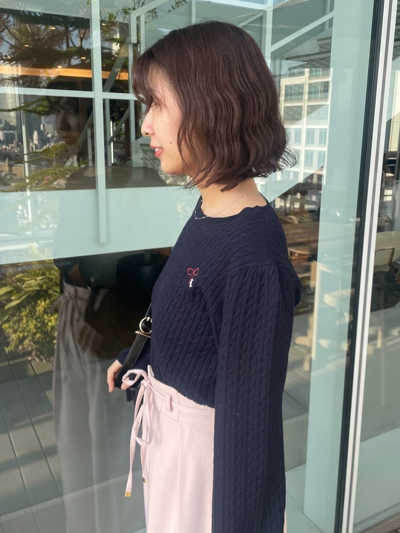 abeさんの「Couture brooch｜【洗える】リボンエンブロ細ケーブルニット」を使ったコーディネート