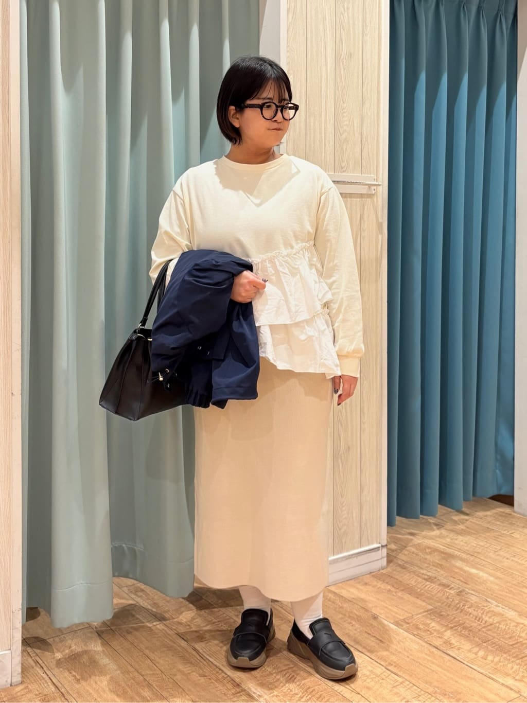 砂糖さんの「SHOO･LA･RUE｜【洗濯機可】ほんのり甘い アシンメトリーフリルの上品トップス」を使ったコーディネート