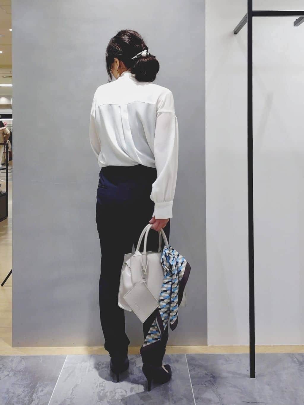 TOMOMIさんの「INDIVI｜【通勤スーツ／洗える】ストレッチタックテーパードパンツ」を使ったコーディネート