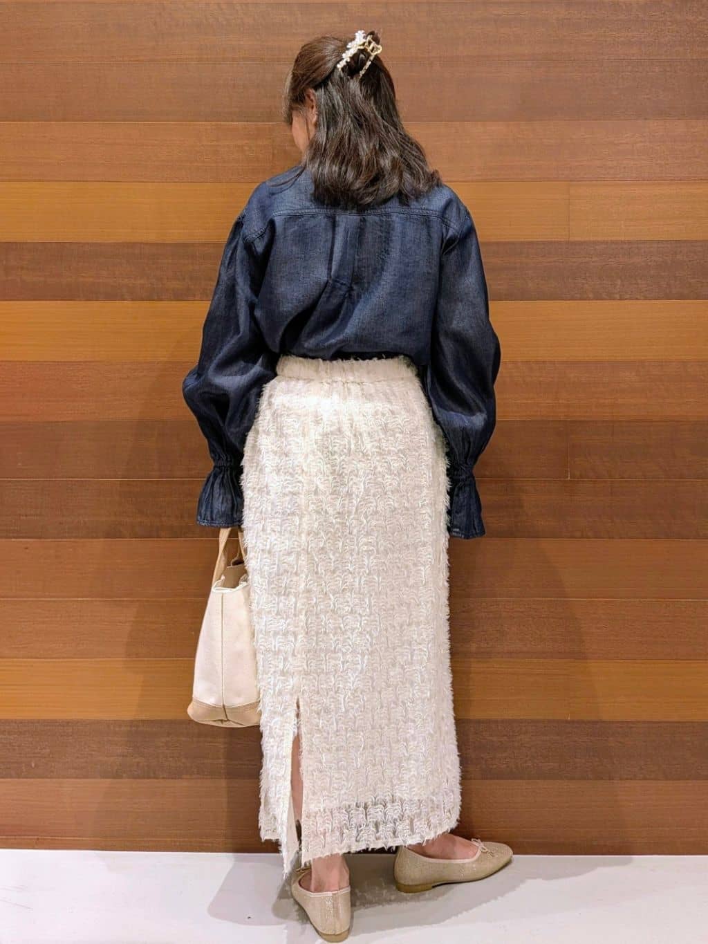 momoさんの「OPAQUE.CLIP｜セルロース混デニムフリルブラウス【洗濯機OK】」を使ったコーディネート