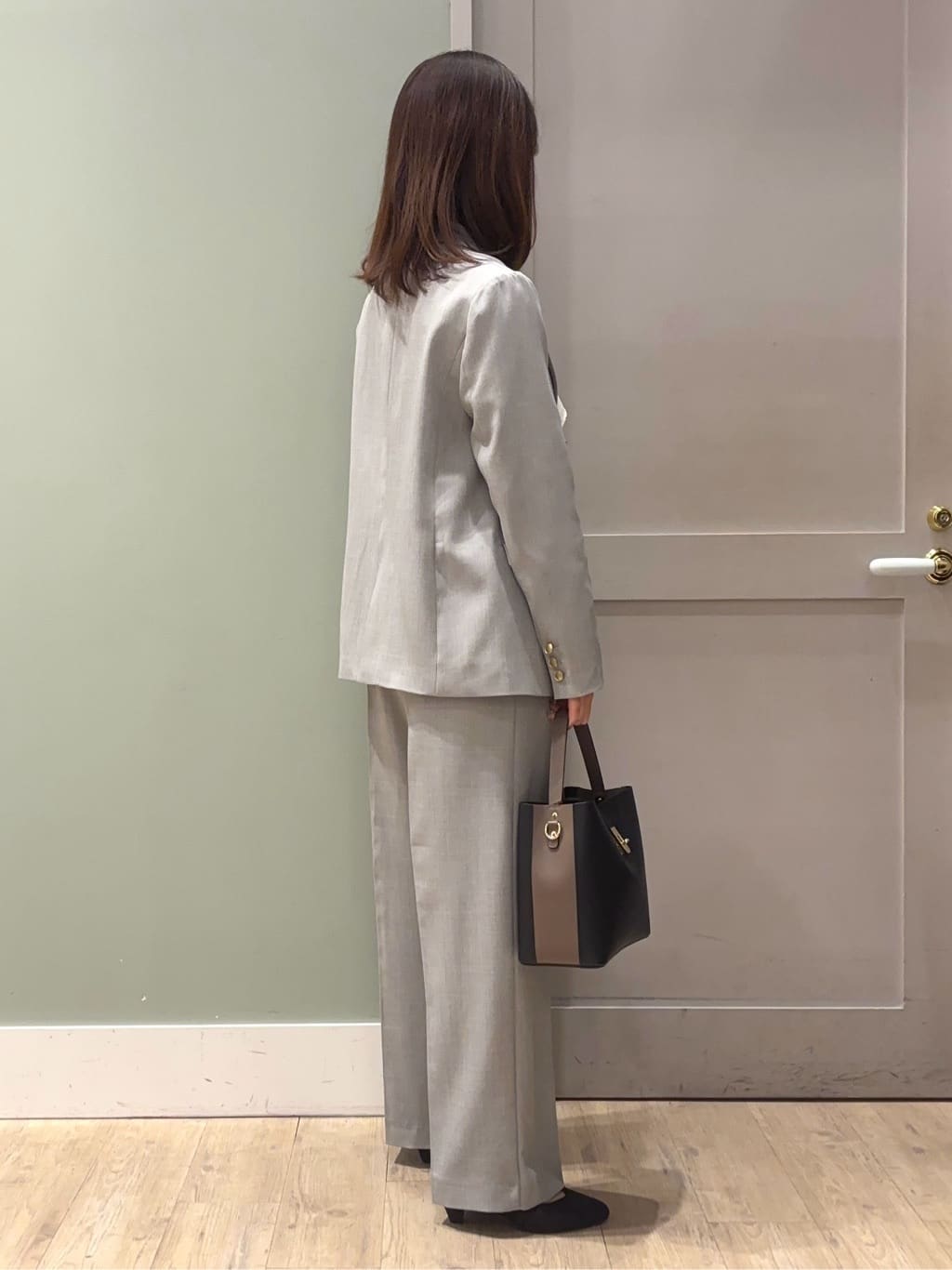 しばみさんの「grove｜【マシンウォッシュ/防シワ】ダブルテーラードジャケット【着回しカセット】」を使ったコーディネート