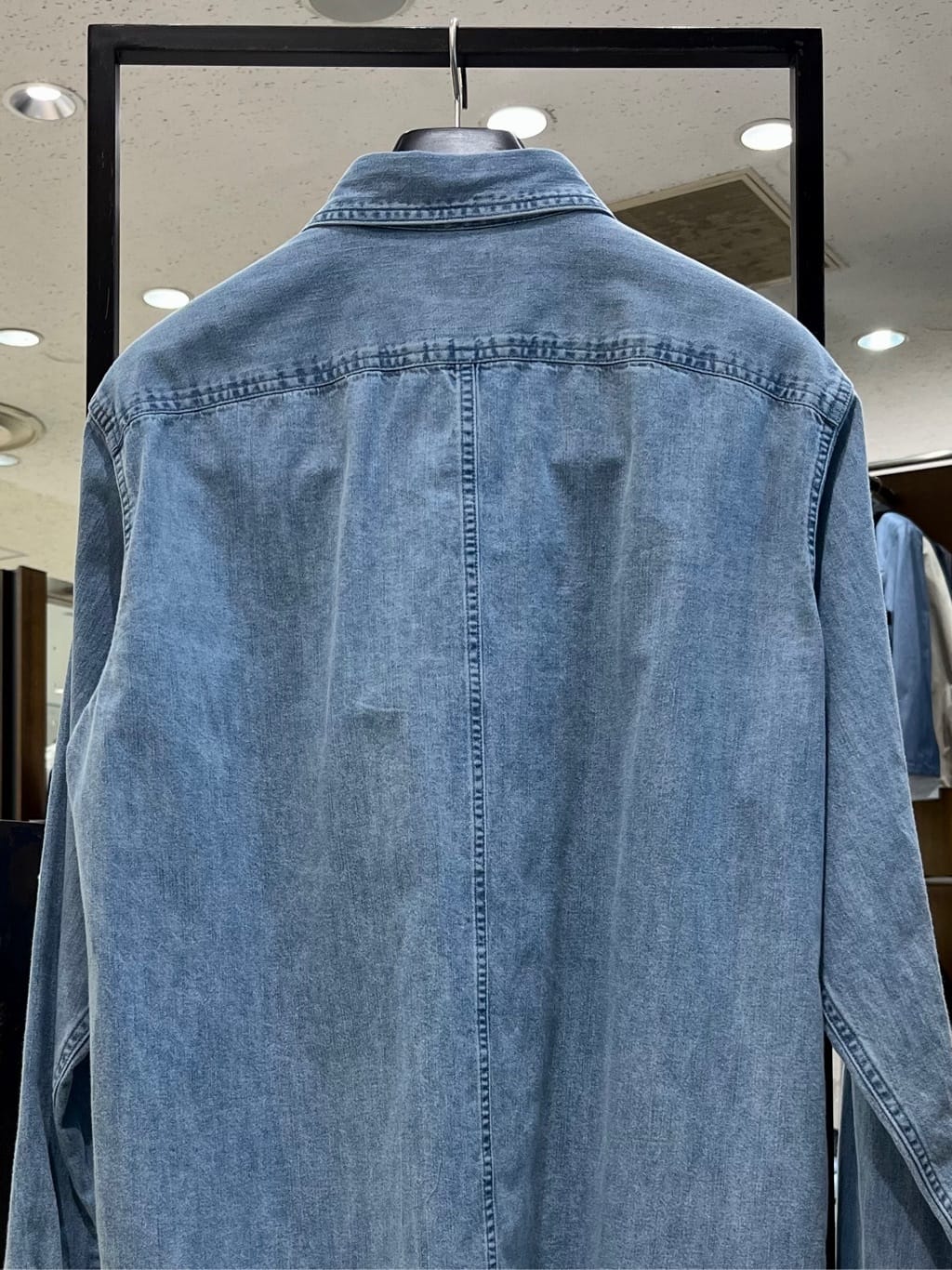 uedaさんの「TAKEO KIKUCHI｜【BOWLER HAT LABEL】Tエンブレム デニムシャツ」を使ったコーディネート