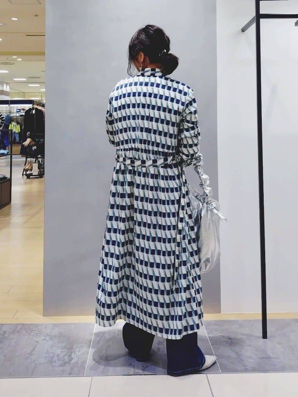 TOMOMIさんの「INDIVI｜【洗える／2WAY】ベルト付き ジオメトリック柄 シャツワンピース」を使ったコーディネート