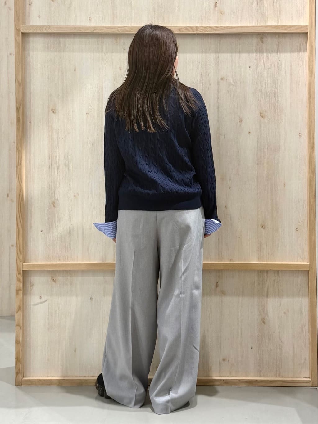 nanaさんの「THE SHOP TK｜【1枚でスタイル決まる】シャツレイヤード風 襟付ケーブルニット」を使ったコーディネート