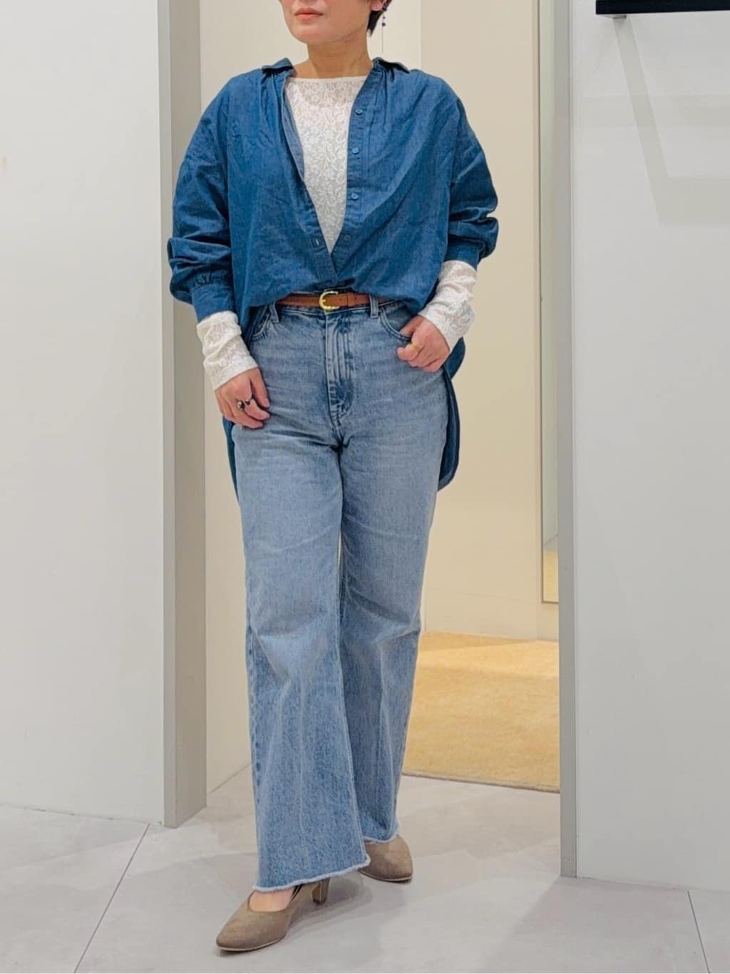 タナさんの「THE SHOP TK｜【後ろ姿もサマになる】バックシャーリングシャツ」を使ったコーディネート