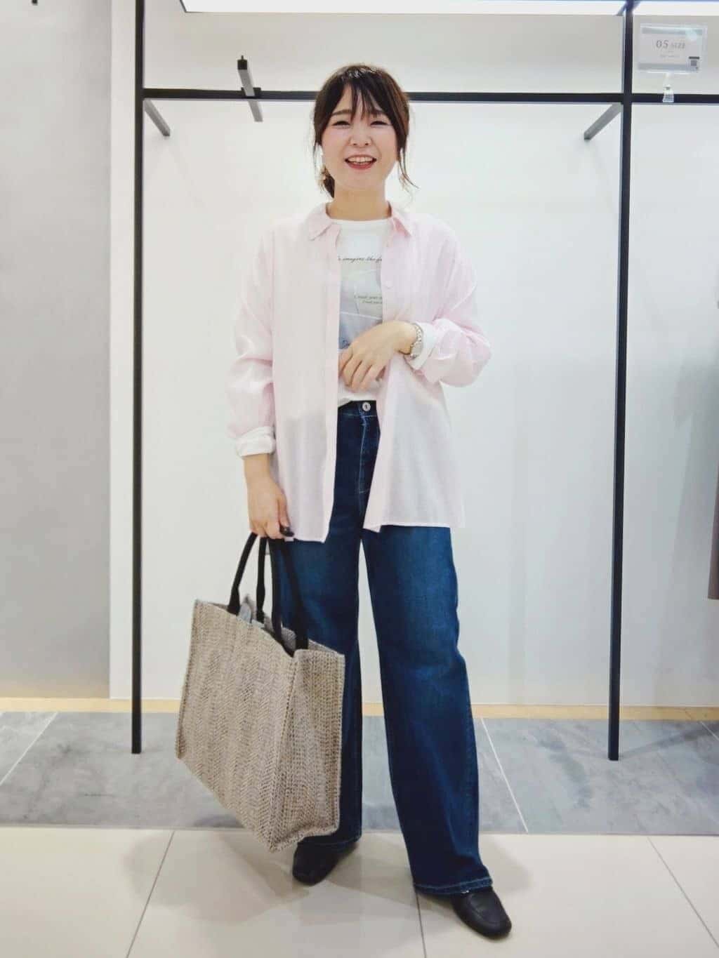 TOMOMIさんの「INDIVI｜【体型カバー／清涼感】シアーオーバーシャツ」を使ったコーディネート