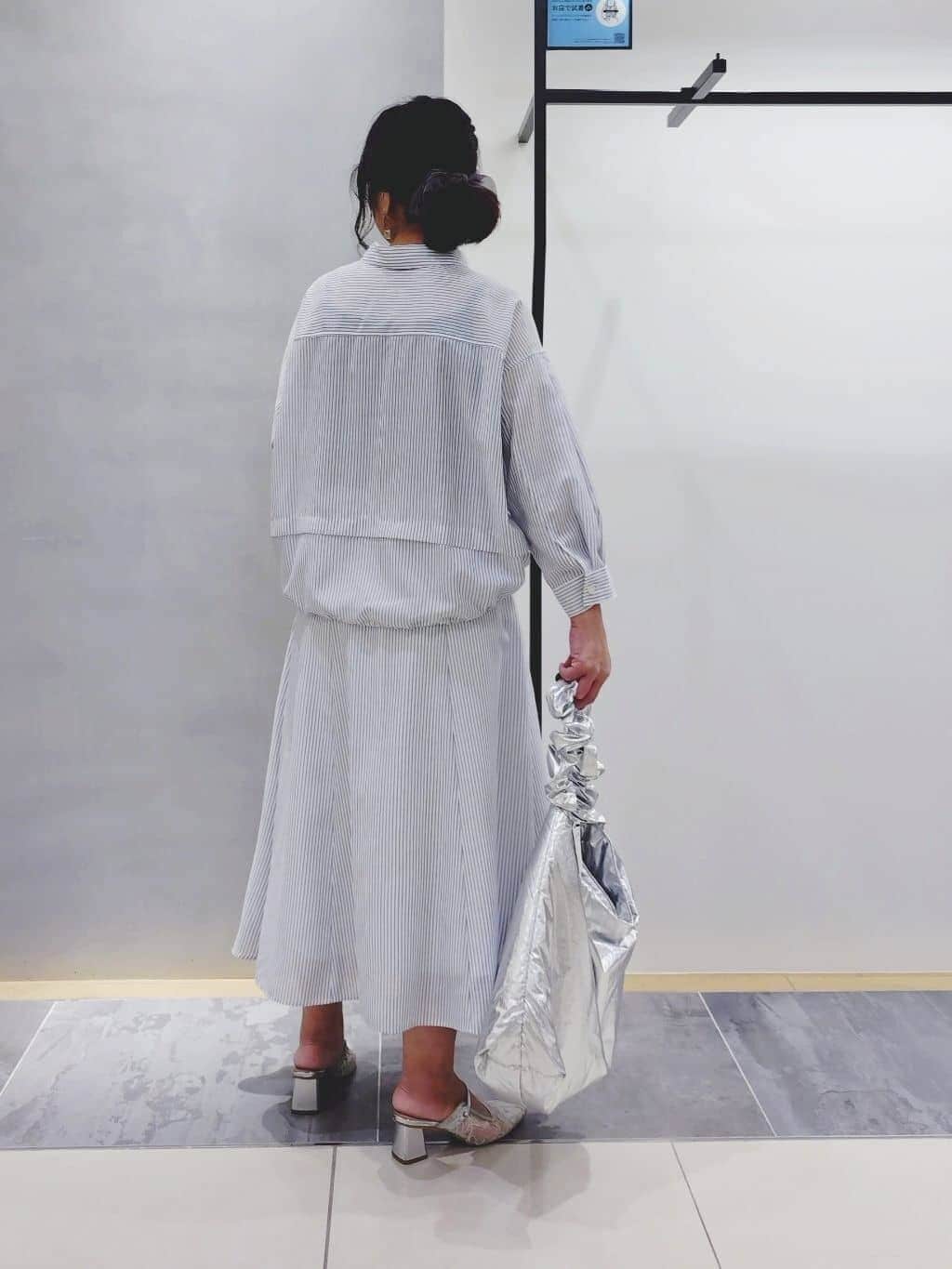 TOMOMIさんの「INDIVI｜【接触冷感／洗える／2WAY】ドロスト付 シアーシャンブレーシャツ」を使ったコーディネート