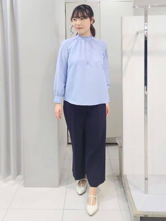 AZUSAさんの「Reflect｜【接触冷感】フリルネックサテンジャカードブラウス」を使ったコーディネート