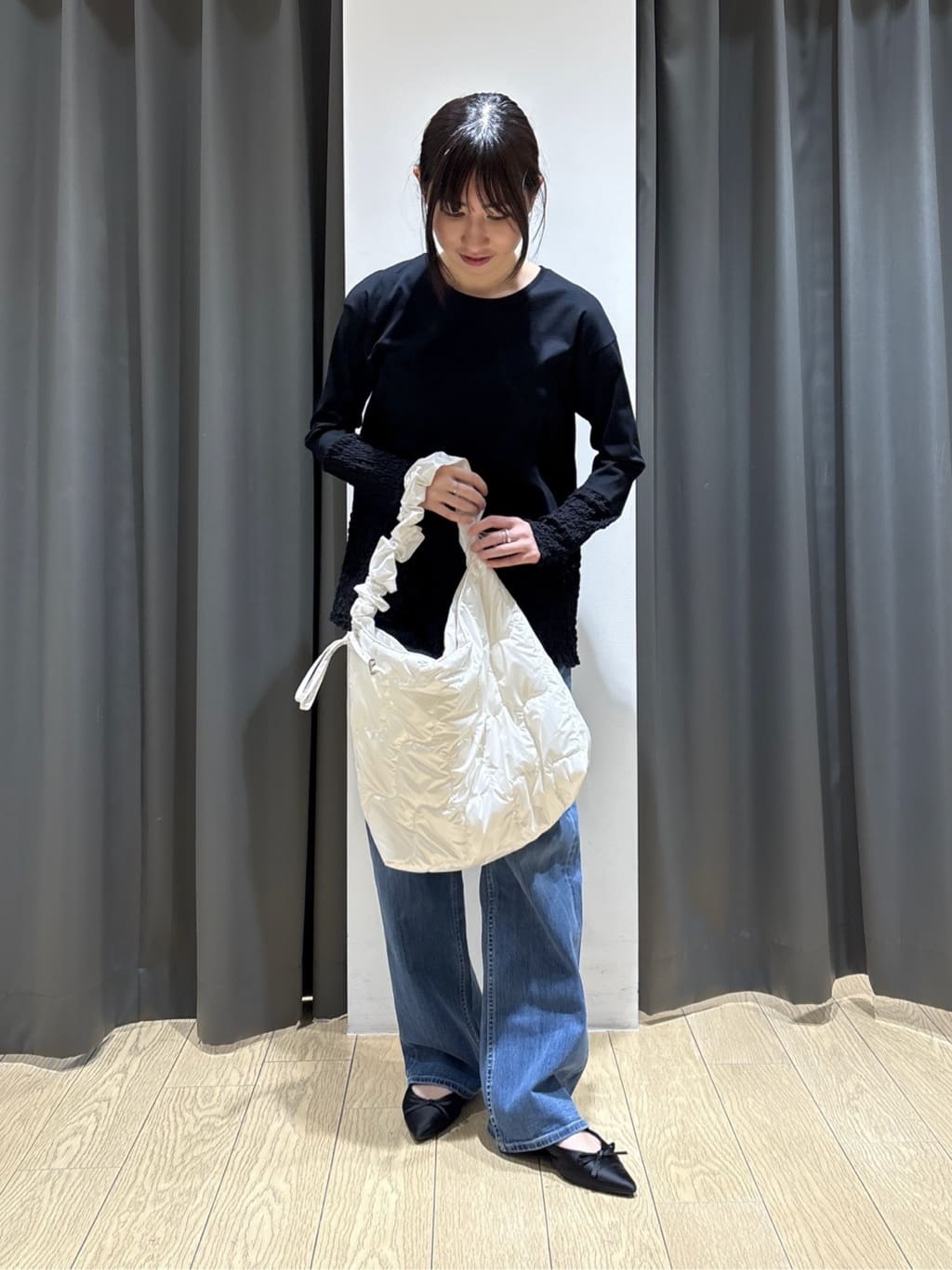 Yoshimiさんの「INDIVI｜【洗える／レイヤードにおすすめ】シャーリングレース ロングTシャツ」を使ったコーディネート