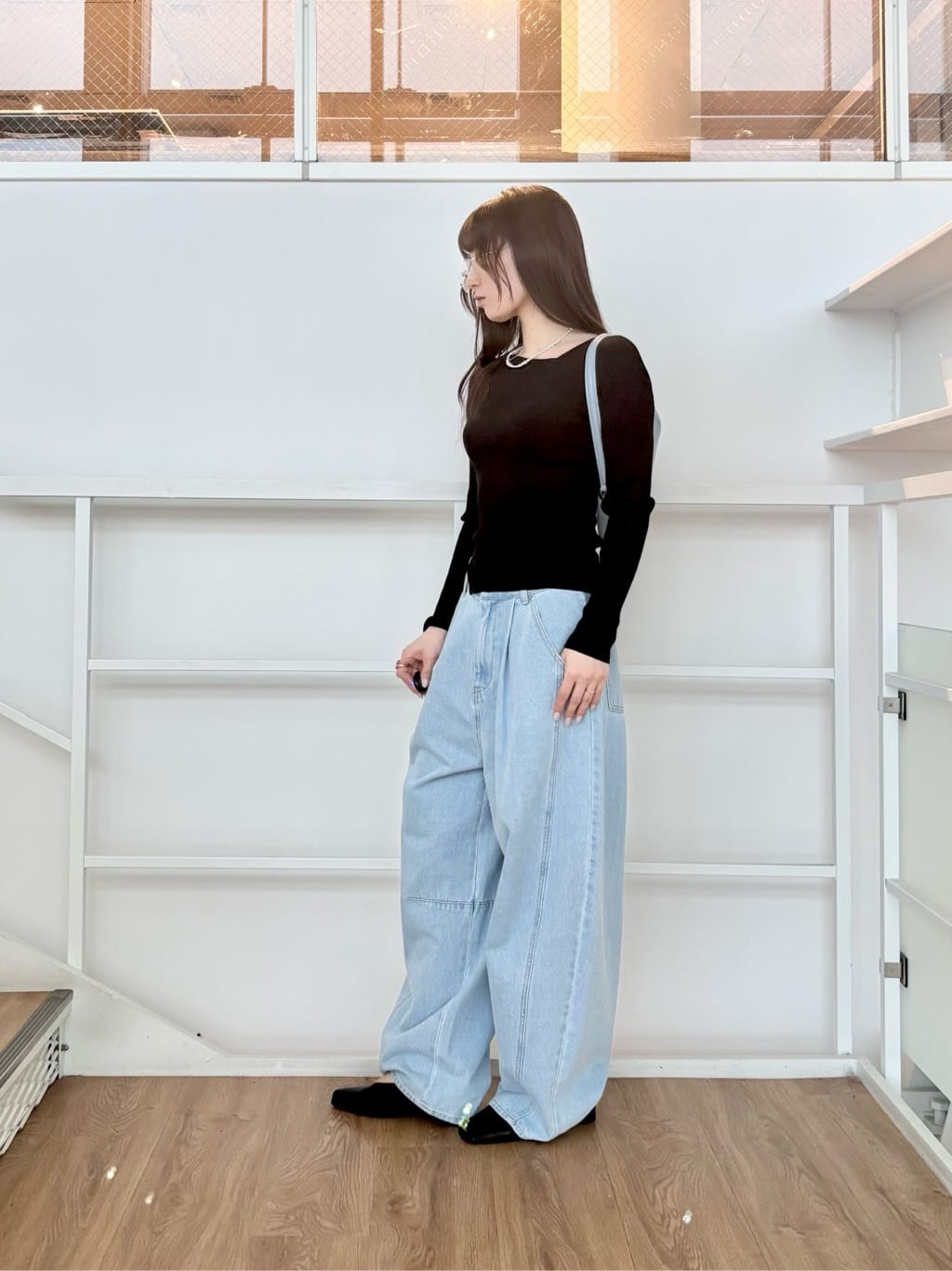 ibukiさんの「INDIVI｜オフショルスリットリブニット」を使ったコーディネート