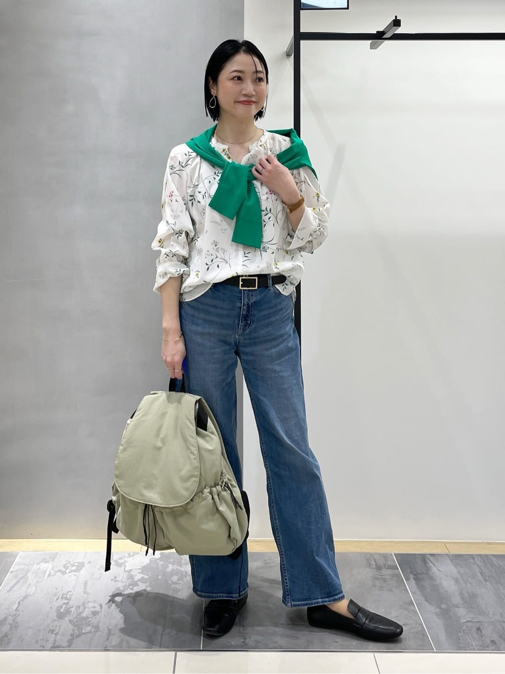 shihoさんの「INDIVI｜【SETUP可能】モダンフラワー柄キャンディスリーブブラウス」を使ったコーディネート