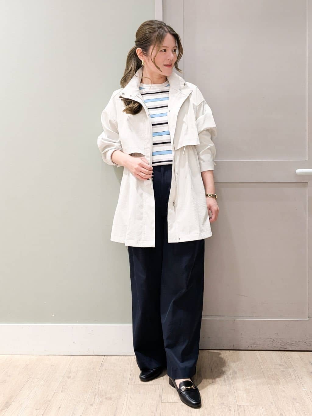 kuwawaさんの「grove｜【撥水／シルエット2WAY】羽織るだけでサマになる、スタンドネックテントラインコート」を使ったコーディネート
