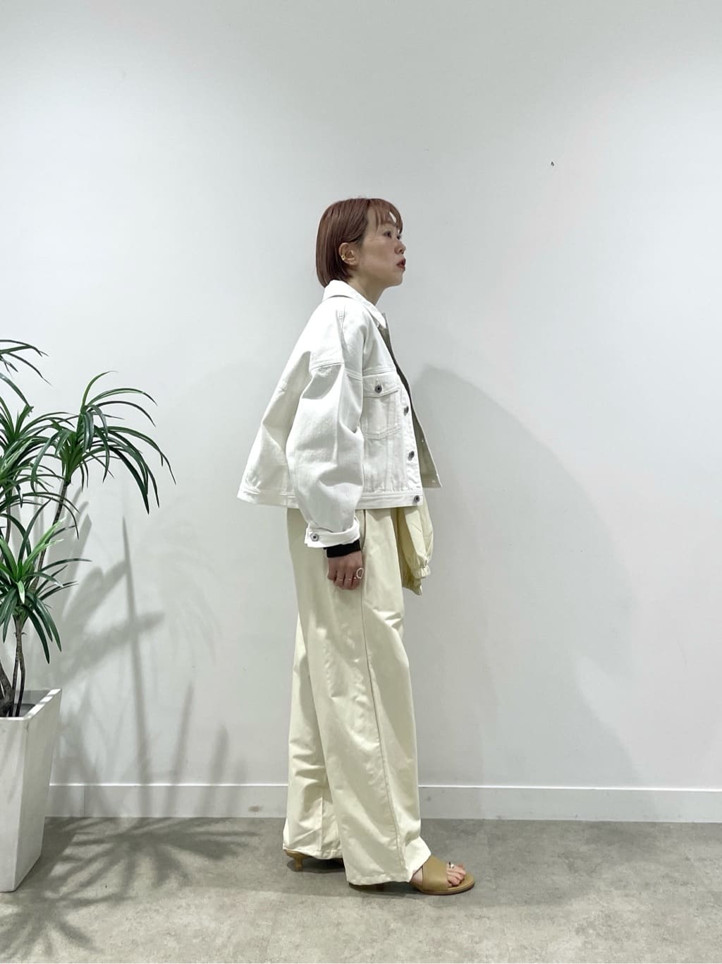 mikuさんの「INDIVI｜【一部店舗限定】ウエストラップジョガーパンツ」を使ったコーディネート