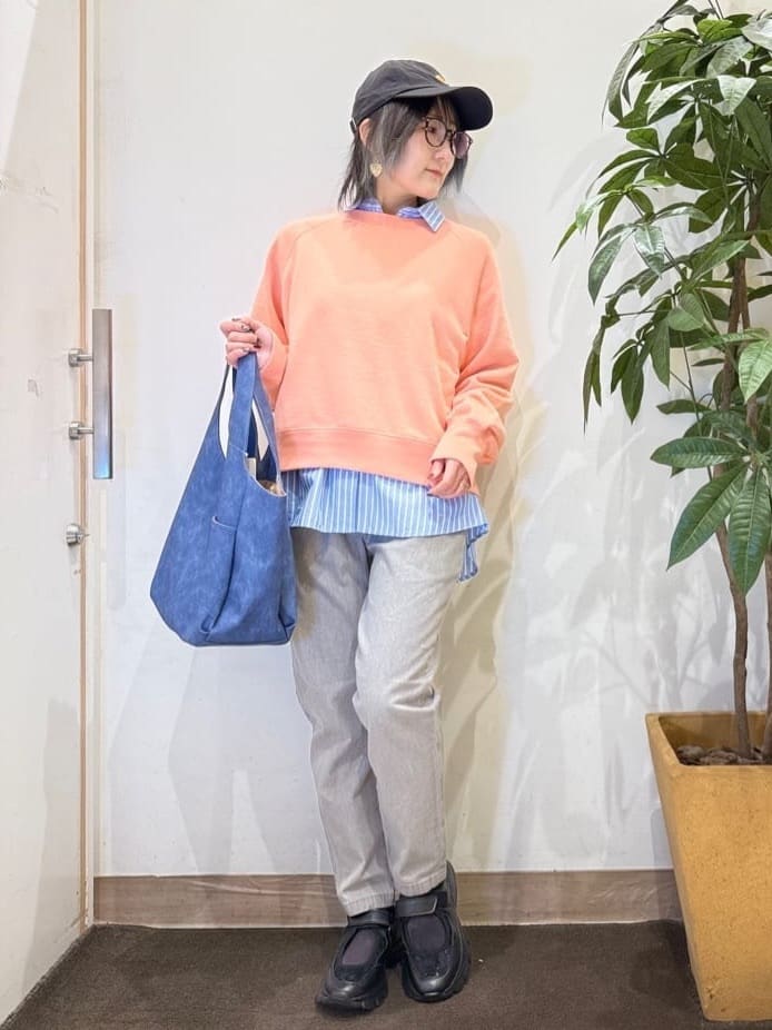 misakiさんの「SHOO･LA･RUE｜【ライトオンスデニム/S-LL/洗濯機可】夏にはきたい らくらくイージーデニムテーパードパンツ」を使ったコーディネート