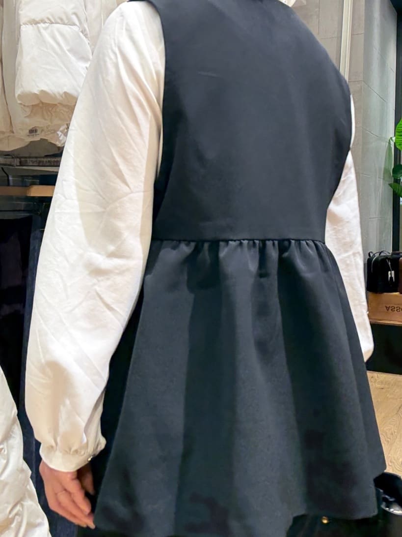 chさんの「THE SHOP TK｜【通勤・きちんと見えに】ダブルクロス ペプラムジレ/セットアップ可」を使ったコーディネート