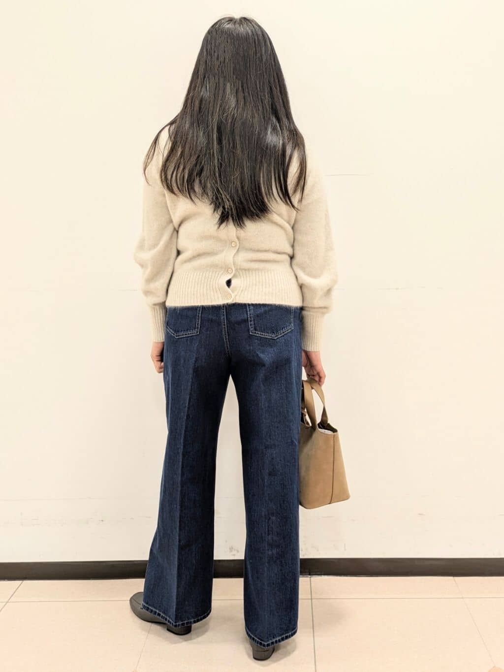 ともさんの「UNTITLED｜【ふわふわニット/前後2WAY】フォックスカシミヤカーディガン」を使ったコーディネート