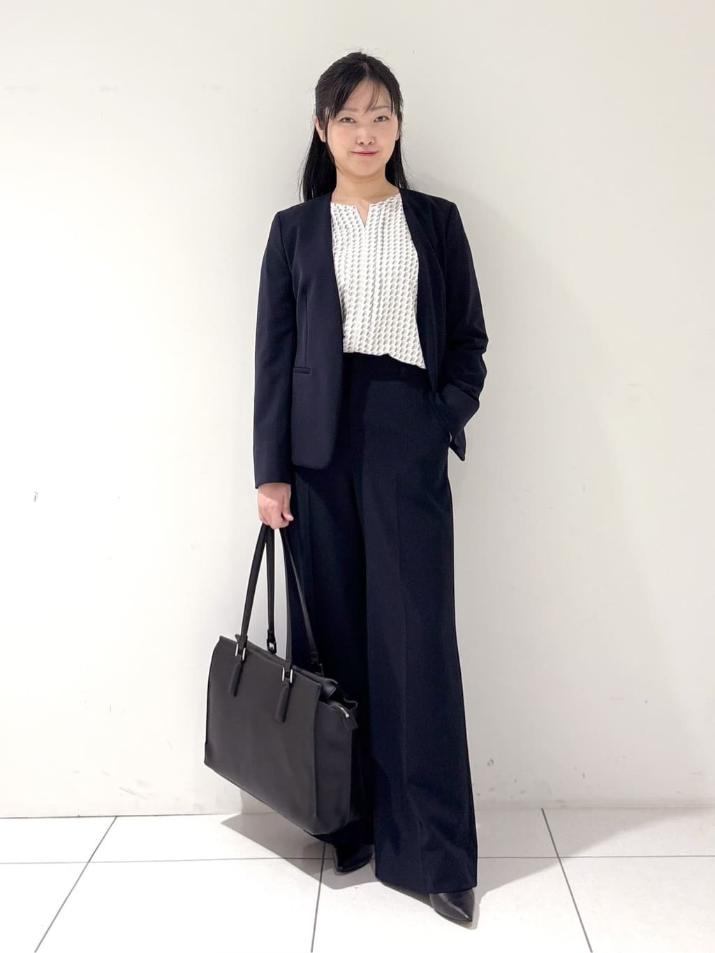 momokoさんの「INDIVI｜【洗える／透けにくい】ジオメ柄プリントブラウス」を使ったコーディネート