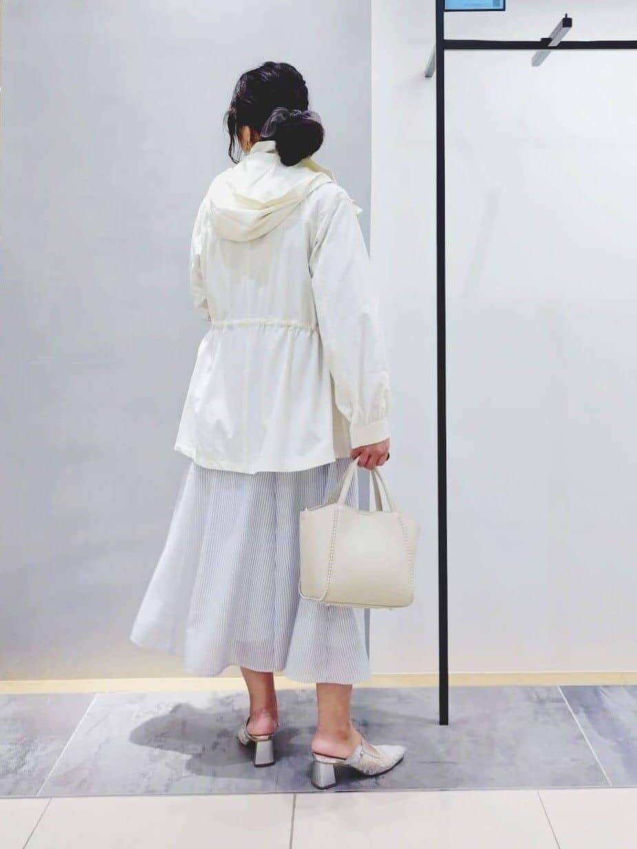 TOMOMIさんの「INDIVI｜【洗える／UVケア／マットサテン】Vネックドルマンスリーブブラウス」を使ったコーディネート