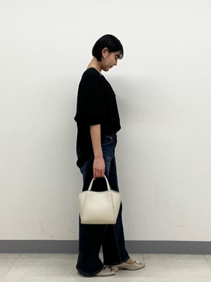 hinanoさんの「INDIVI｜【洗える／UVケア／マットサテン】Vネックドルマンスリーブブラウス」を使ったコーディネート