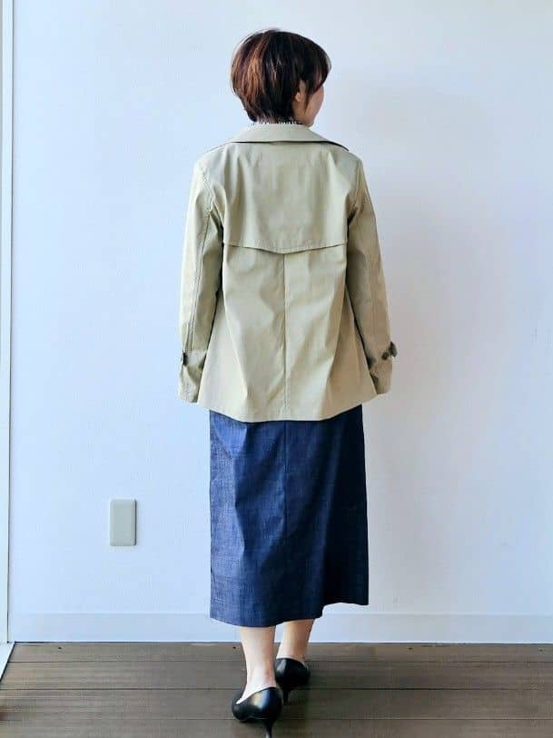やじまさんの「UNTITLED｜【定番人気/はっ水/洗える】タスランショートトレンチコート」を使ったコーディネート