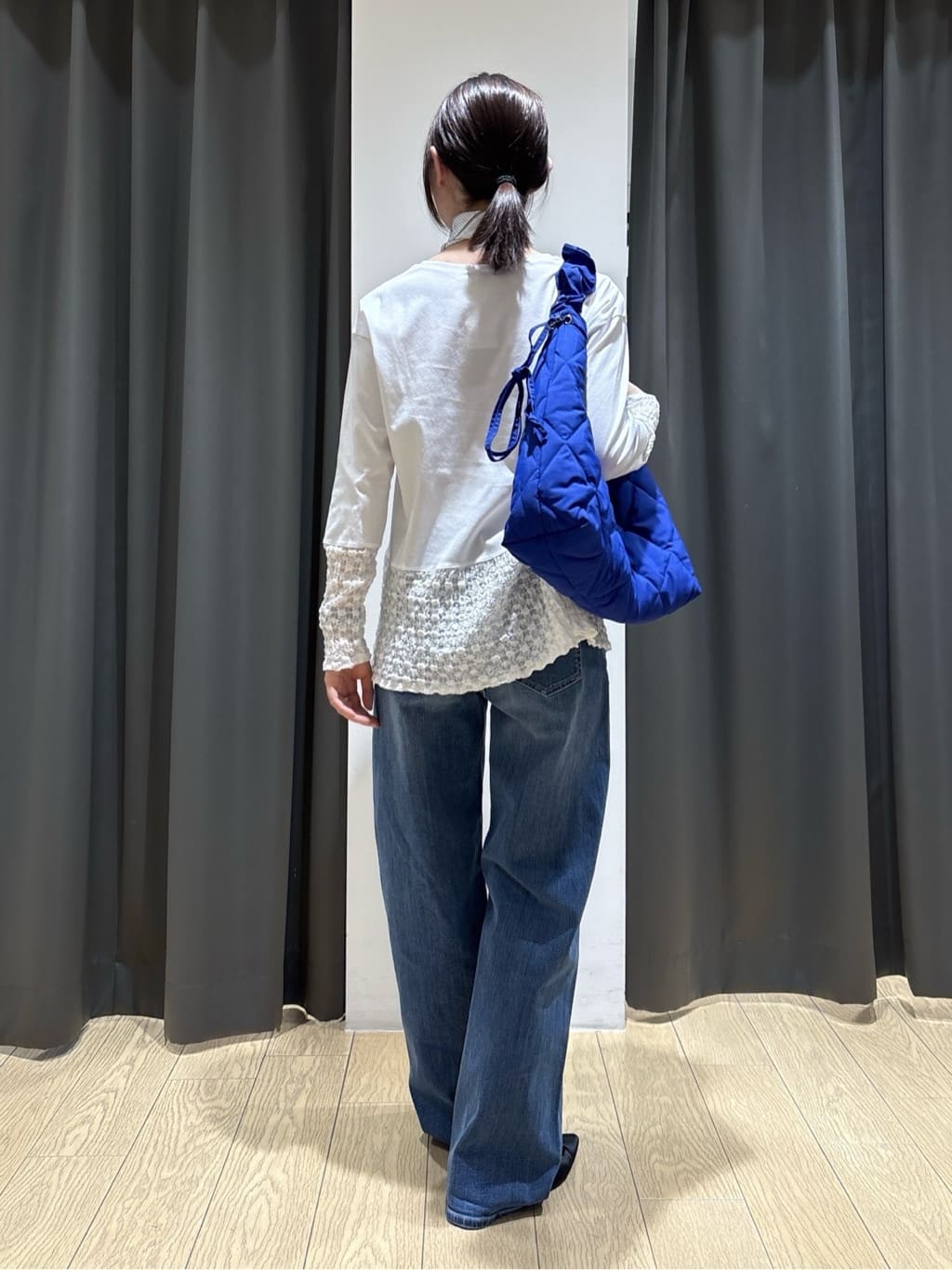 Yoshimiさんの「INDIVI｜【褒められデニム】ワイドストレート デニムパンツ」を使ったコーディネート