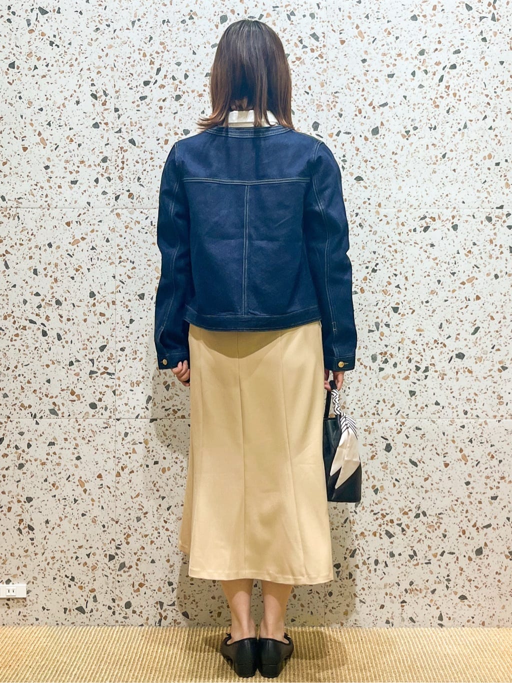 さくらさんの「OPAQUE.CLIP｜ミニマルノーカラーデニムジャケット【洗濯機OK】」を使ったコーディネート